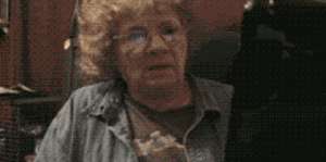 Az első e-Útdíjat online fizetni akaró fuvarozó hölgy